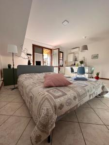 En eller flere senge i et værelse på Casara Home + 8 billeder