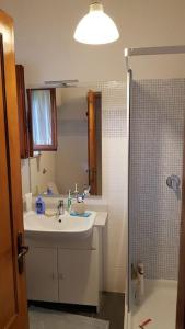 La salle de bains est pourvue d'un lavabo et d'une douche. dans l'établissement Grande villa a 100 m. dal mare, à San Felice Circeo
