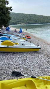 um grupo de barcos sentados numa praia rochosa em HAPPY VIEW Appartement em Ulcinj