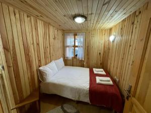 a small room with a bed with two towels on it at Avusor mola cafe pansiyon in Çamlıhemşin