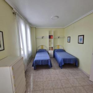 een ziekenhuiskamer met 2 bedden en een raam bij VILLA LIA in Vinarós +18 foto's