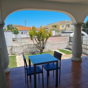 een tafel en stoelen op een veranda met uitzicht op een straat bij VILLA LIA in Vinarós