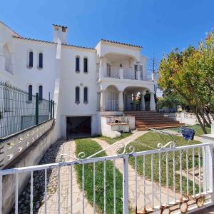 een groot wit huis met een hek ervoor bij VILLA LIA in Vinarós