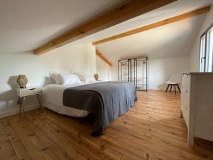 um quarto com uma cama e piso em madeira em Villa Manita em Capbreton