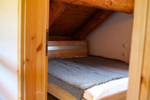 a bedroom with a bunk bed in a room at Holzhaus Wildsbergblick 