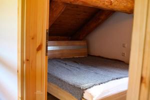 a bedroom with a bunk bed in a room at Holzhaus Wildsbergblick in Beiseförth