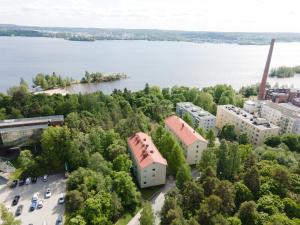 une vue aérienne des bâtiments sur la rive d'un lac dans l'établissement Rosendahl - 75m2 Charming Two-story Apt next to the Best Beach and Scenic Park - Free Parking, Easy Check-in, Near Downtown, à Tampere