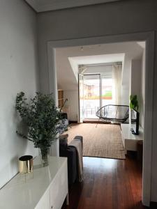 salon z kanapą i stołem w obiekcie Ático luminoso con terraza w mieście Santander