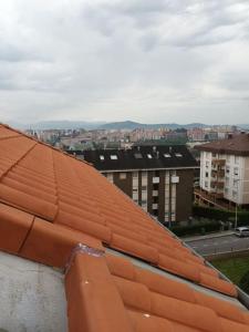 pomarańczowy dach z widokiem na miasto w obiekcie Ático luminoso con terraza w mieście Santander
