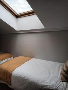 Łóżko lub łóżka w pokoju w obiekcie Ático luminoso con terraza