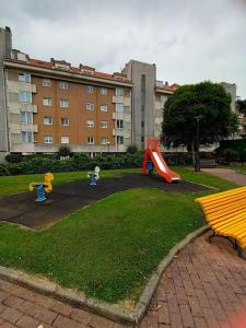 park z placem zabaw ze zjeżdżalnią w obiekcie Ático luminoso con terraza w mieście Santander