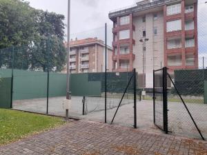 Tenis lub squash w obiekcie Ático luminoso con terraza lub w pobliżu