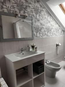 łazienka z umywalką i toaletą w obiekcie Ático luminoso con terraza w mieście Santander