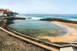 una vista aerea su una spiaggia con l'oceano di Chocolate Cream a Bajamar