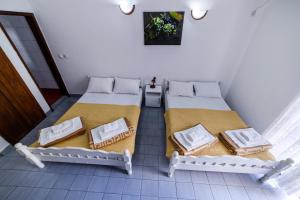Postel nebo postele na pokoji v ubytování Apartments Vila Nikolić Rafailovići