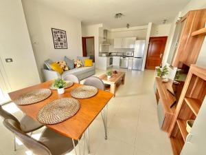 una cucina e un soggiorno con tavolo e sedie di Chocolate Cream a Bajamar