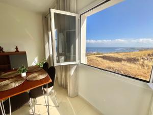 une salle à manger avec une grande fenêtre donnant sur l'océan dans l'établissement Chocolate Cream, à Bajamar