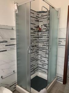 eine Dusche mit Glastür im Bad in der Unterkunft Casa Vacanze La Brii in Iglesias