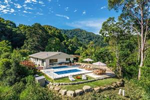 uma vista aérea de uma casa com piscina em Nala House - A Luxury Stay 