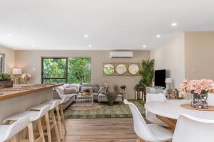 uma cozinha e sala de estar com mesa e cadeiras em Nala House - A Luxury Stay 