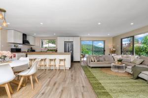 uma cozinha e sala de estar com um sofá e uma mesa em Nala House - A Luxury Stay 
