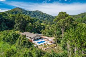uma vista aérea de uma casa com piscina em Nala House - A Luxury Stay 