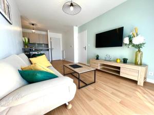 TV a/nebo společenská místnost v ubytování ParcAppart 2 - Terrasse - Parking - Netflix