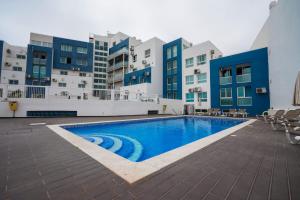 una piscina frente a algunos edificios en Bay View Modern Apartment, en Albufeira