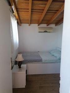 1 dormitorio con 1 cama y 1 mesa con lámpara en Villa suzi, en Aydın