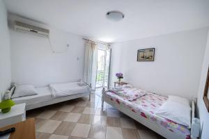 Postel nebo postele na pokoji v ubytování Apartments Vila Nikolić Rafailovići