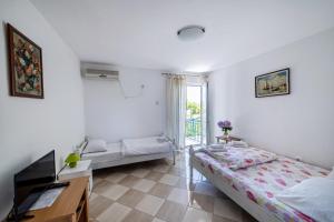 Postel nebo postele na pokoji v ubytování Apartments Vila Nikolić Rafailovići