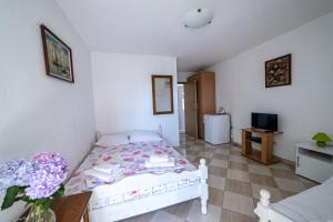 Postel nebo postele na pokoji v ubytování Apartments Vila Nikolić Rafailovići