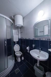 Koupelna v ubytování Apartments Vila Nikolić Rafailovići