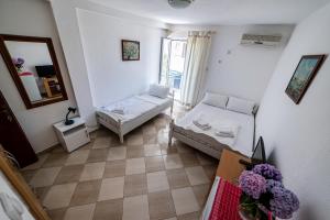 Postel nebo postele na pokoji v ubytování Apartments Vila Nikolić Rafailovići