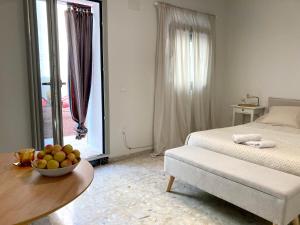 1 dormitorio con 1 cama y un plato de fruta en una mesa en La Santa, en Almagro