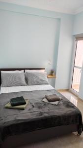 um quarto com uma cama grande com duas almofadas em Sea Esta 2 bedroom by the beach em Perea
