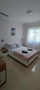 um quarto com uma cama grande num quarto em Sea Esta 2 bedroom by the beach em Perea