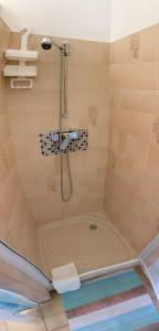 La salle de bains est pourvue d'une baignoire et d'une douche. dans l'établissement Les Chênes-lièges d'Ambeille, à Collioure