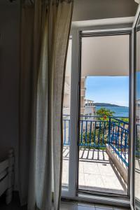 Habitación con ventana y vistas al océano. en Apartments Vila Nikolić Rafailovići, en Rafailovici