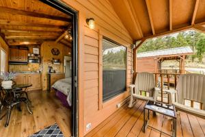 - Vistas a una cabaña con cocina y terraza en Mayhill Tiny Home Vacation Rental with Covered Porch en Mayhill
