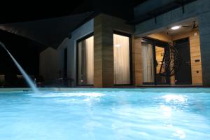 een zwembad met een fontein bij Avangard HOME I 
