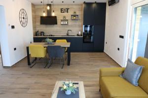 een keuken en een woonkamer met een tafel en gele stoelen bij Avangard HOME I 