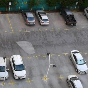 grupa samochodów zaparkowanych na parkingu w obiekcie Coraceros Apartment w mieście Viña del Mar