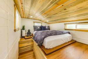 - une chambre avec un lit dans une petite maison dans l'établissement Tiny Home 5 Mi to New Mexico Skies Observatories, à Mayhill