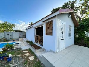 巴葉馬霍的住宿－Ti bijou，白色的棚屋,设有门和庭院
