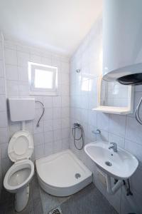Koupelna v ubytování Apartments Vila Nikolić Rafailovići + 37 fotografií