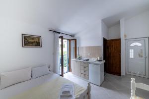 Postel nebo postele na pokoji v ubytování Apartments Vila Nikolić Rafailovići