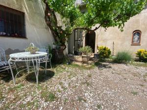 a table and chairs in front of a house at La Torre de Vilanna in Bescanó
