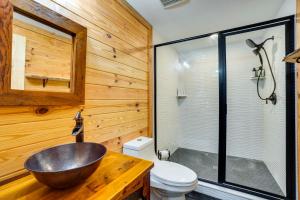 Osceolaにある3 Mi to Lake Harney Home on 6 Acres with Fire Pitの木製バスルーム(洗面台、トイレ付) +18枚の写真