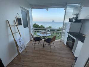 Kuchyň nebo kuchyňský kout v ubytování Diamond View - Marinotel Vue mer sur le Diamant et accès piscine